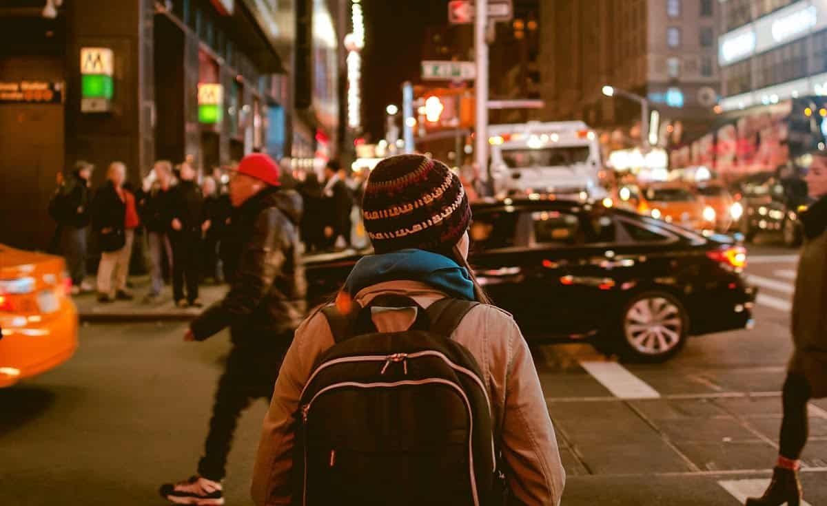 Digital Detox: disconnettersi dai social media e tornare nel mondo reale 5 trova il tempo di fare una passeggiata